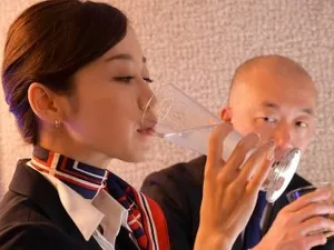Những cô gái Thái xinh đẹp trước đầu và miệng chuông