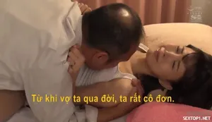 Nữ bác sĩ nội trú xinh đẹp nữa đêm luôn đến phòng thăm bệnh nhân trẻ