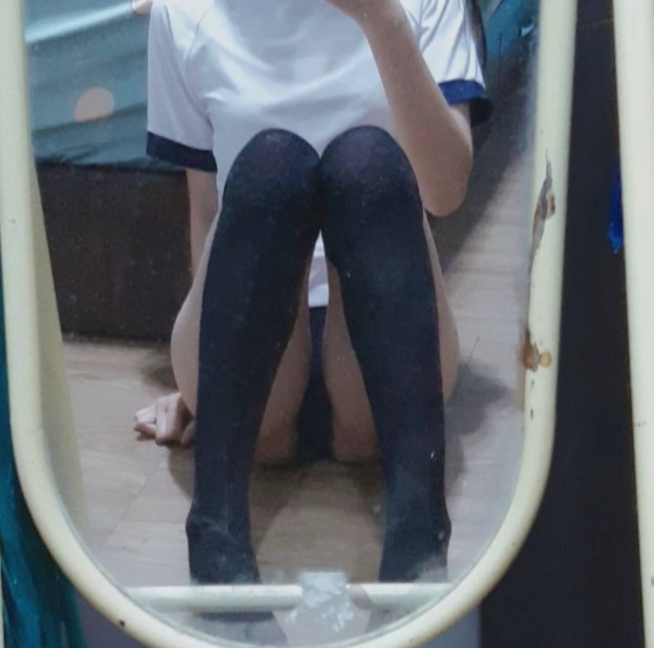 Người mẫu trẻ hàng đầu mới nổi đã bị anh chàng xăm hình tàn phá. Cô ấy có một thân hình gợi cảm và một cái "của quý" lớn trong tư thế quan hệ 69 bằng miệng, và để cho anh chàng liếm lồn mình. Cô ấy bị tàn phá ở nhiều tư thế và biểu cảm của cô ấy thật là dâm đãng...